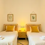 Principe Real - 2 Bedroom With Terrace * 리스본